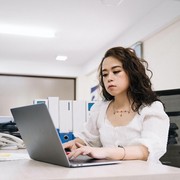 Tak Cuma Sakit Kepala, 5 Daftar Penyakit Ini Sering Menyerang para Kaum Pekerja, Duh!