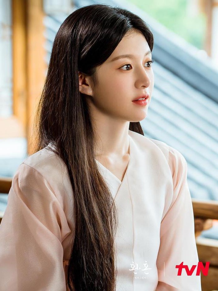 Di sekuel pertama, Jung So Min berperan sebagai Mu Deok, sementara Go Yoon Jung berperan sebagai Naksu. Diceritakan jiwa Naksu masuk ke dalam tubuh lemah Mu Deok./ Foto: instagram.com/tvn_drama
