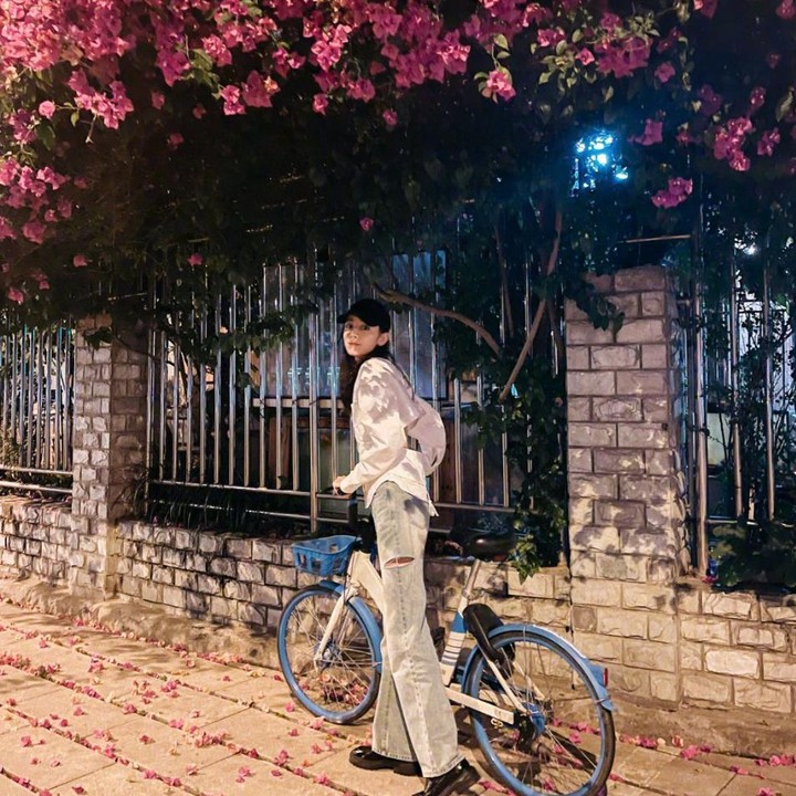 <p>Kecintaannya pada seni tampaknya mengalir dari sang ayah. Tak tangung-tanggung, sejak kecil ia sudah tertarik dengan seni dan berinisiatif untuk belajar piano, menari, biola, hingga gitar, lho. (Foto: Weibo Dilraba Dilmurat)<br /><br /><br /></p>
