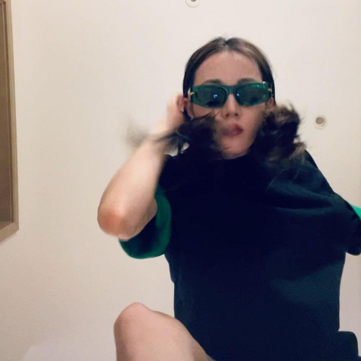 <p>Postingan tersebut lebih sering disertai dengan potret-potret darinya. Menariknya, ia kerap membagikan foto dengan OOTD unik. (Foto: Weibo Dilraba Dilmurat)<br /><br /><br /></p>