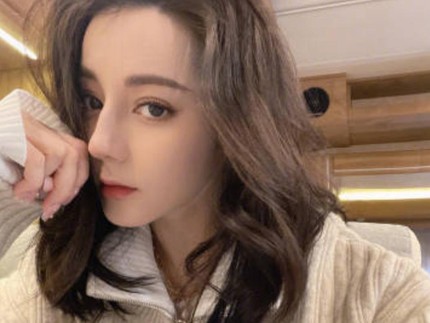 7 Potret OOTD Unik Dilraba Dilmurat, Salah Satu Wanita Tercantik Dunia