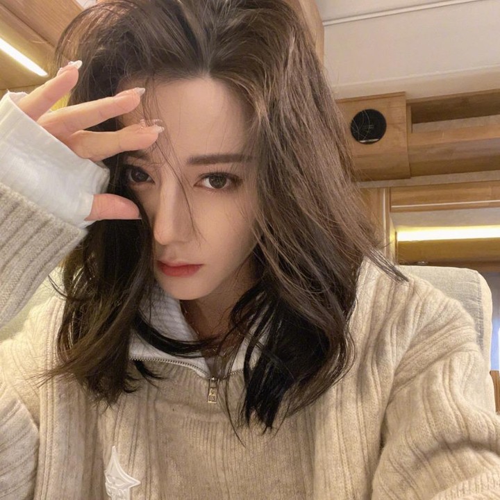 <p>Bunda tentunya tak asing dengan artis cantik Dilraba Dilmurat, bukan? Wanita kelahiran China, 30 tahun silam ini masuk dalam daftar Wanita Tercantik Dunia versi TC Candler. (Foto: Weibo Dilraba Dilmurat)<br /><br /><br /></p>