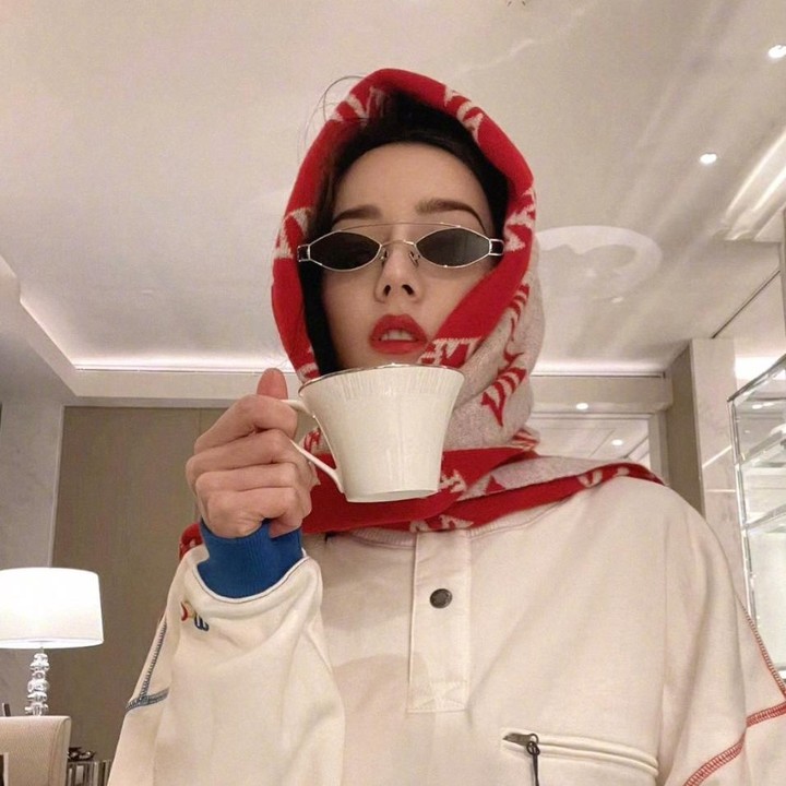 <p>Dari beberapa potret berikut, kira-kira OOTD Dilraba Dilmurat mana yang menurut Bunda paling unik dan berkesan? (Foto: Weibo Dilraba Dilmurat)</p>