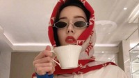 <p>Dari beberapa potret berikut, kira-kira OOTD Dilraba Dilmurat mana yang menurut Bunda paling unik dan berkesan? (Foto: Weibo Dilraba Dilmurat)</p>