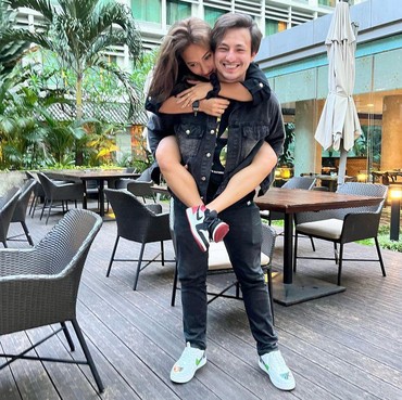 Lengket & Mesra! 7 Potret Dylan Carr & Naomi Zaskia Eks Sule Didoakan Nikah