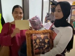 Fans Sambo Nekat Terobos Ruang Sidang Demi Kasih Surat-Bantal
