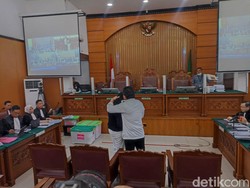 Istri Sempat COVID, Ferdy Sambo Peluk Putri Saat Bertemu di Ruang Sidang