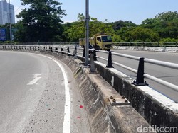 5 Fakta Kecelakaan Maut Pemotor Jatuh dari Jembatan Goyang Jakut