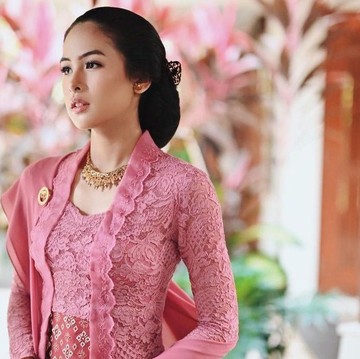 img-title Mengetahui Sejarah Kebaya, Berawal Hanya Dikenakan Keluarga Kerajaan hingga Jadi Outfit Kondangan Anak Muda