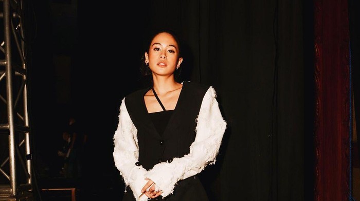 Bikin Heboh, Maudy Ayunda Tampil Edgy dan Fearless dalam Balutan Gaun Hitam