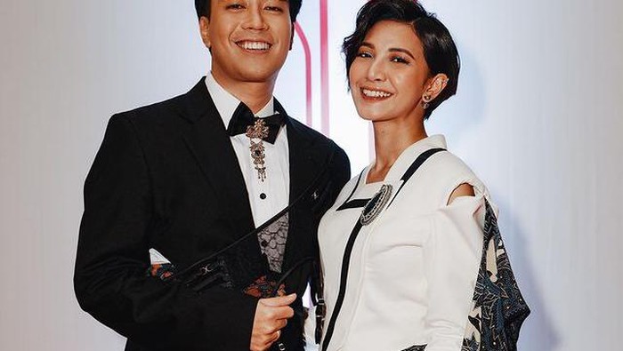 img-title Inspirasi Outfit Santai ala Vidi Aldiano dan Sheila Dara untuk Kencan