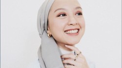 7 Gaya Hijab Gita Savitri yang Kontroversial Dikritik Semakin Liberal