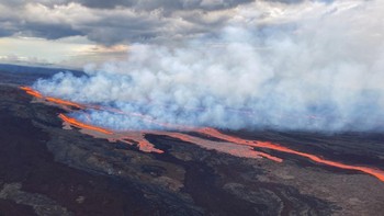 FOTO: Gunung Api Terbesar Dunia Meletus Pertama Kalinya dalam 38 Tahun