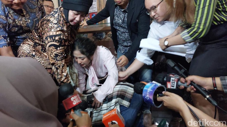 Hater sujud di kaki ibunda Dewi Perssik