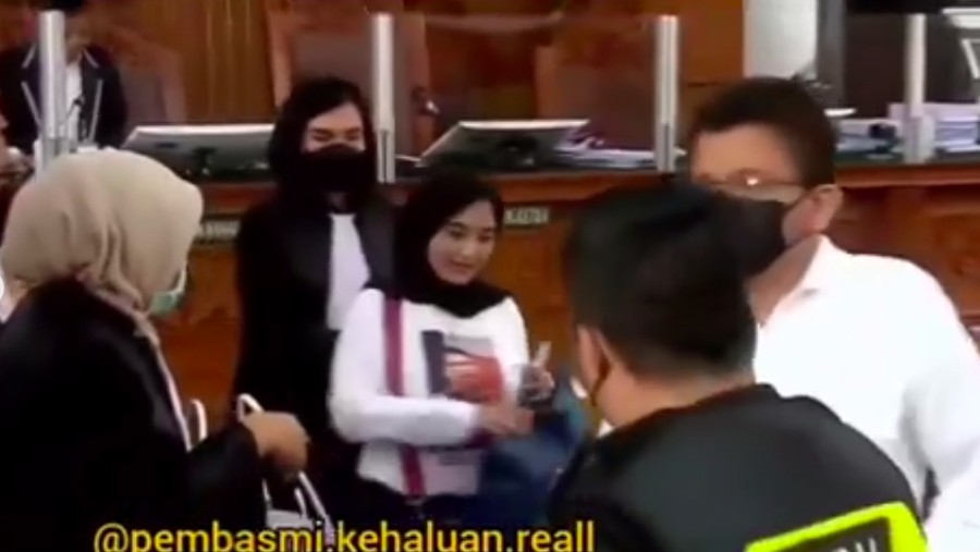 Heboh Wanita Pakai Baju Sambo di Sidang, Komika Arafah Rianti Terseret