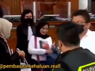 Heboh Wanita Pakai Baju Sambo di Sidang, Komika Arafah Rianti Terseret