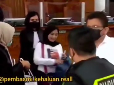 img-title Heboh Wanita Pakai Baju Sambo di Sidang, Komika Arafah Rianti Terseret