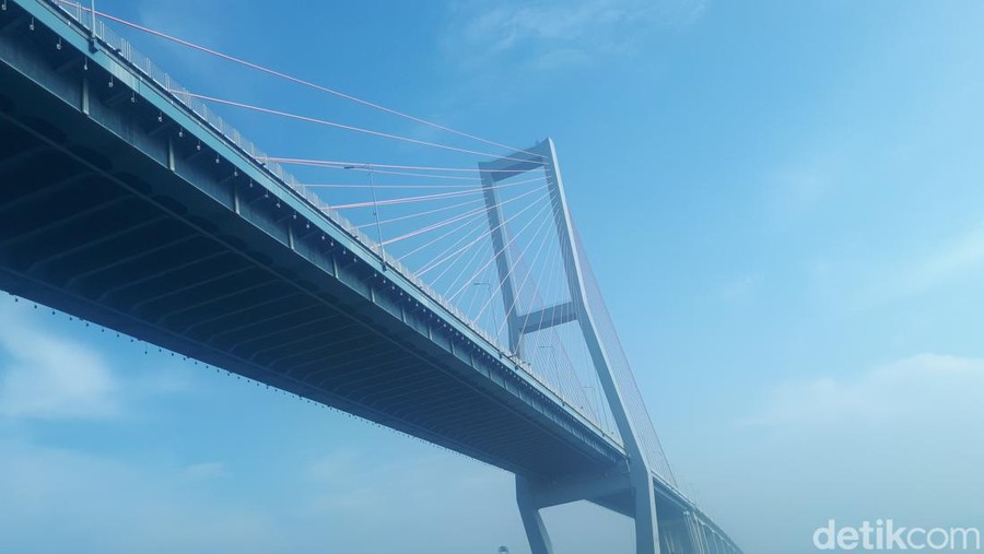 Jembatan Suramadu Suramadu merupakan jembatan yang menghubungkan Kota Surabaya di Pulau Jawa dengan Pulau Madura. Ini merupakan jembatan terpanjang di Indonesia.