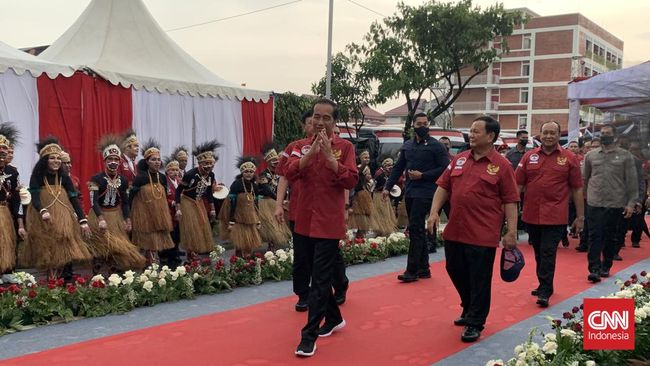 Usai meresmikan Gedung AMN di Surabaya, Jokowi yang didampingi Prabowo menyebut menhan tersebut dilihatnya memiliki kerutan di wajah serta berambut putih.