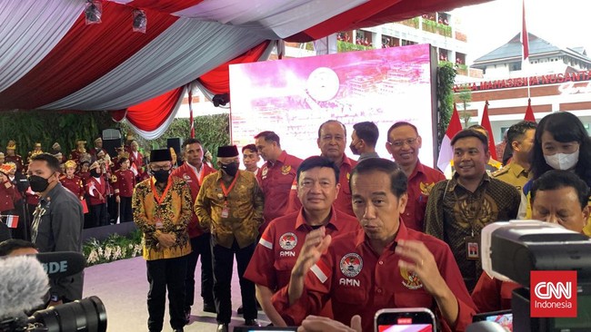 Jokowi menceritakan pembangunan Asrama Mahasiswa Nusantara berawal dari ide tokoh-tokoh Papua yang memberi masukan kepadanya.