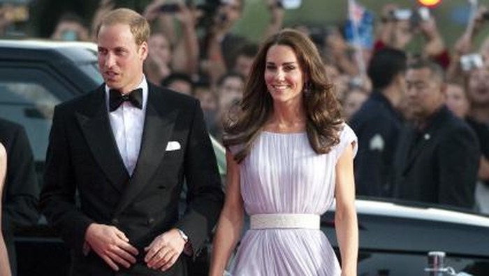 LOS ANGELES, CA - JULY 09:  Catherine, Duchess of Cambridge and Prince William, Duke of Cambridge arrive at the 2011 BAFTA Brits To Watch Event at the Belasco Theatre on July 9, 2011 in Los Angeles, California. The newlywed Duke and Duchess of Cambridge were in attendance on the ninth day of their first joint overseas tour visiting Canada and the United States. (Photo by Mark Large - Pool/Getty Images)