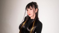 <p>Sebagai informasi, Lyodra berpenampilan seperti ini saat manggung di event November Love Story pada Sabtu, 26 November 2022. Dalam event tersebut, ia mengenakan baju hitam dan rok pendek kuning kotak-kotak dan membawakan lagi berjudul<em> Pesan Terakhir</em>. (Foto: Instagram @lyodraofficial)<br /><br /><br /></p>