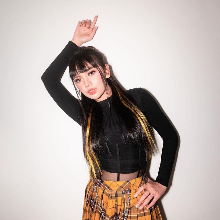 <p>Tak hanya Lisa BLACKPINK, netizen lainnya ada juga yang melihat Lyodra seperti Hyein, member termuda dari grup NewJeans yang lahir pada tahun 2008. "Kek si Hyein @newjeans_official," aku @kevin8****. (Foto: Instagram @lyodraofficial)<br /><br /><br /></p>