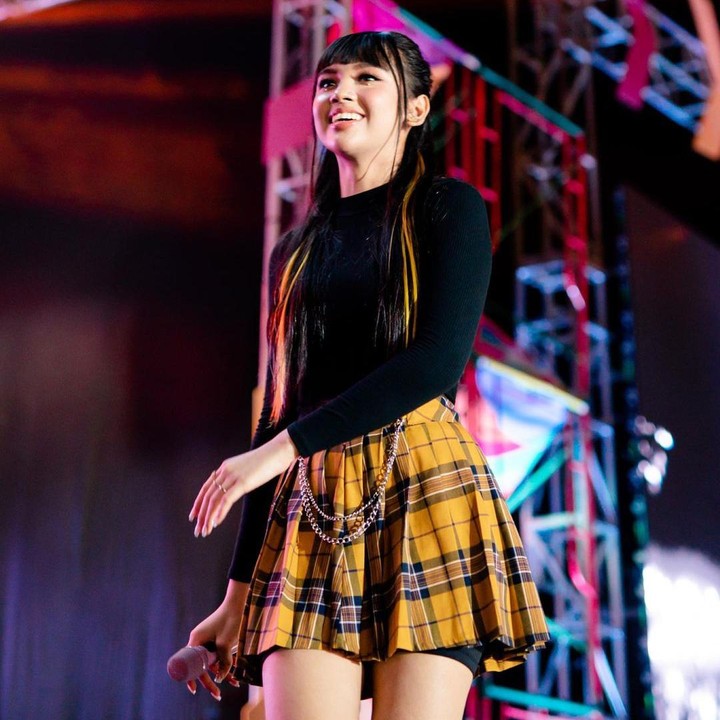 <p>Dalam unggahan tersebut, Lyly disebut-sebut mirip dengan idola K-pop terkenal, Bunda. Beberapa netizen mengaku saat pertama kali melihat potret pelantun <em>Sang Dewi</em> tersebut, mengira bahwa ia adalah Lisa BLACKPINK. "Kukira Lisa blackpink tadi," tulis @olai****. (Foto: Instagram @lyodraofficial)<br /><br /><br /></p>