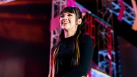 <p>Dalam unggahan tersebut, Lyly disebut-sebut mirip dengan idola K-pop terkenal, Bunda. Beberapa netizen mengaku saat pertama kali melihat potret pelantun <em>Sang Dewi</em> tersebut, mengira bahwa ia adalah Lisa BLACKPINK. "Kukira Lisa blackpink tadi," tulis @olai****. (Foto: Instagram @lyodraofficial)<br /><br /><br /></p>