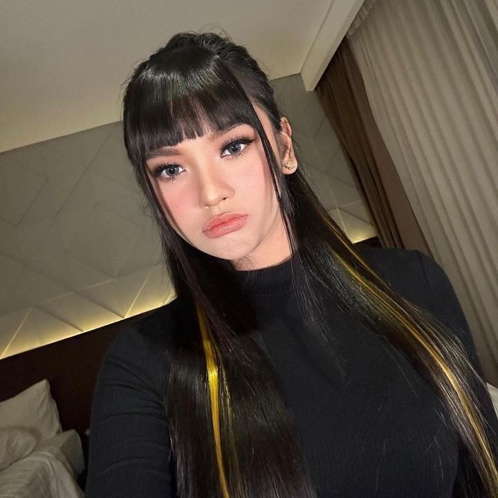 <p>Bagaimana tidak, wanita kelahiran Medan, 19 tahun silam ini terlihat berbeda dari biasanya. "<em>What’s new</em>? (Apa yang baru?)," tulisnya dalam caption, dikutip dari akun @yodraofficial. (Foto: Instagram @lyodraofficial)<br /><br /><br /></p>