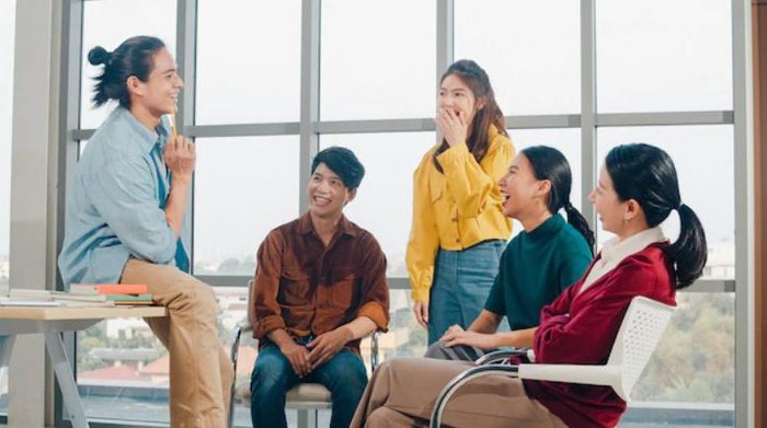 sekelompok orang sedang mengobrol