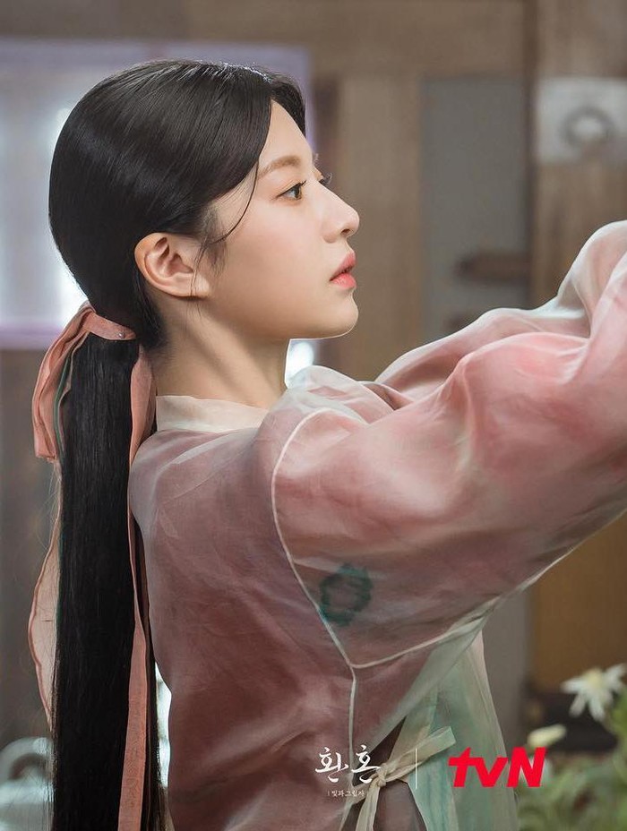 Penampilan Naksu atau Cho Yeong terlihat menawan dengan pakaian tradisional khas Korea Selatan. Ia terlihat anggun dan bersahaja bak seorang putri bangsawan./ Foto: instagram.com/tvn_drama