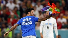 Detik-detik Bendera LGBT Berkibar di Laga Portugal vs Uruguay