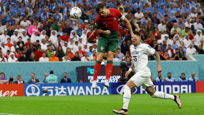Cristiano Ronaldo mengirim pesan kepada Piers Morgan usai laga Portugal vs Uruguay bahwa dia adalah pencetak gol pertama, bukan Bruno Fernandes.