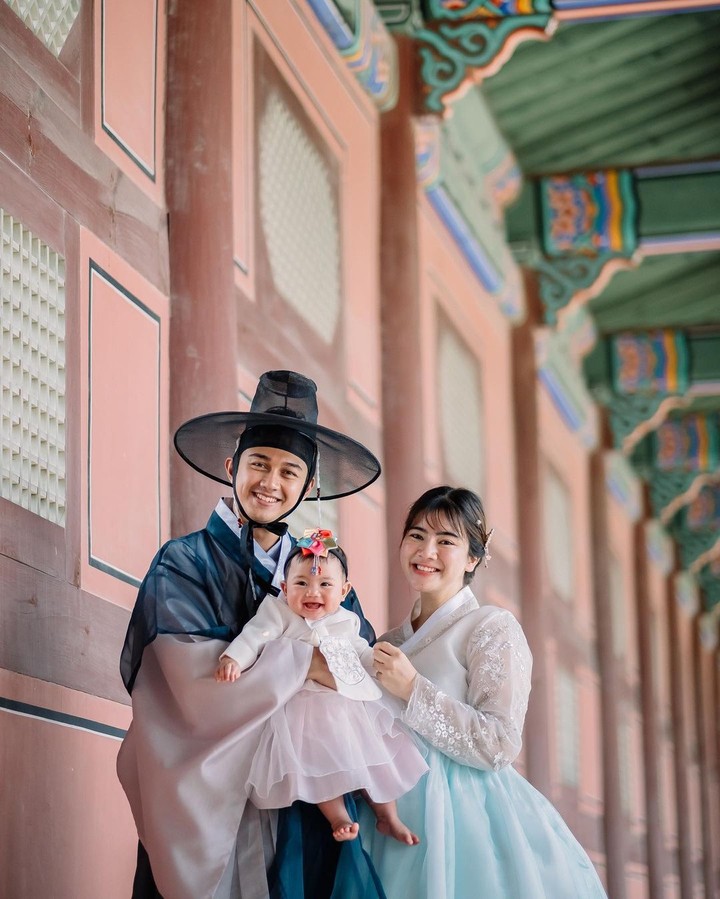 Potret Bible Digendong Song Joong Ki
