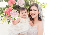 <p>"<em>Bible you're so lucky</em> bisa digendong sama Oppa Song Joong Ki," kata seorang netizen. "Ya ampun masih kecil sudah digendong Joong Ki," tutur yang lainnya. (Foto: Instagram: @graziellabible_)</p>
