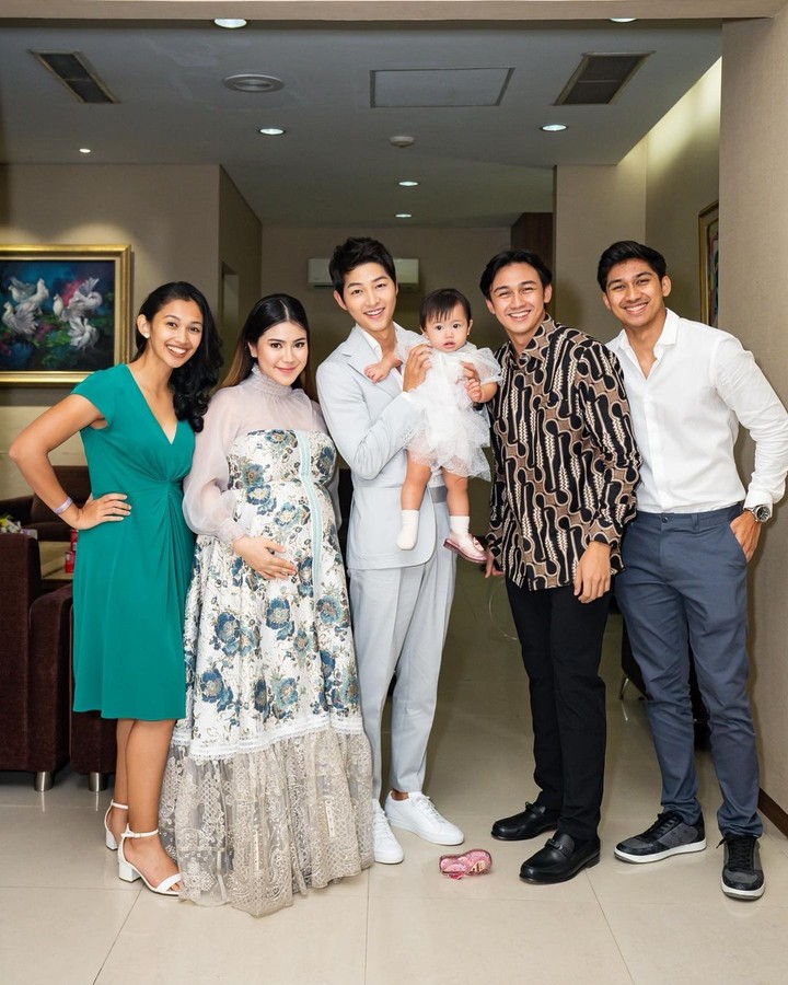 Potret Bible Digendong Song Joong Ki
