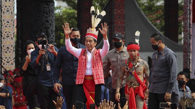 Presiden Joko Widodo (Jokowi) mengklaim pertumbuhan ekonomi Maluku Utara tertinggi di dunia, mencapai 27 persen.