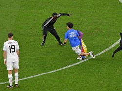 Pria Bawa Bendera Pelangi Masuk Lapangan Piala Dunia, Diamankan Petugas