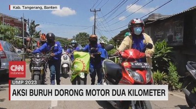 VIDEO: Protes UMP, Aksi Buruh Dorong Motor Dua Kilometer