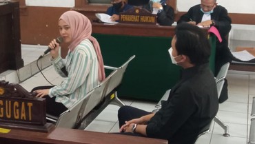 img-title Rizky Febian & Putri Delina Jadi Saksi di Sidang Kasus Penggelapan Teddy