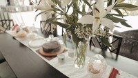 <p>Ruang makan keluarga di rumah BCL yang juga didominasi warna hitam dan putih. Meja makan terlihat dihiasi dengan vas bunga, membuat suasana tampak sangat elegan. (Foto: YouTube IT'S ME BCL)</p>