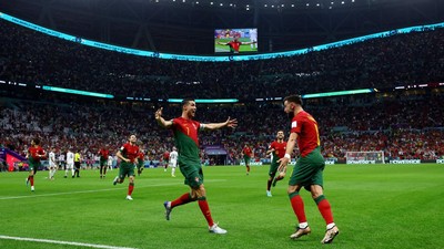 Ronaldo Sempat 'Curi' Gol Bruno Fernandes di Portugal vs Uruguay