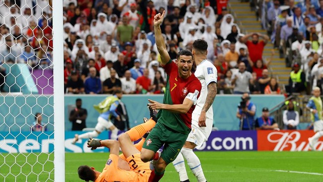 Cristiano Ronaldo bereaksi saat dan usai laga setelah sempat merayakan gol yang justru dicetak oleh Bruno Fernandes di Portugal vs Uruguay.