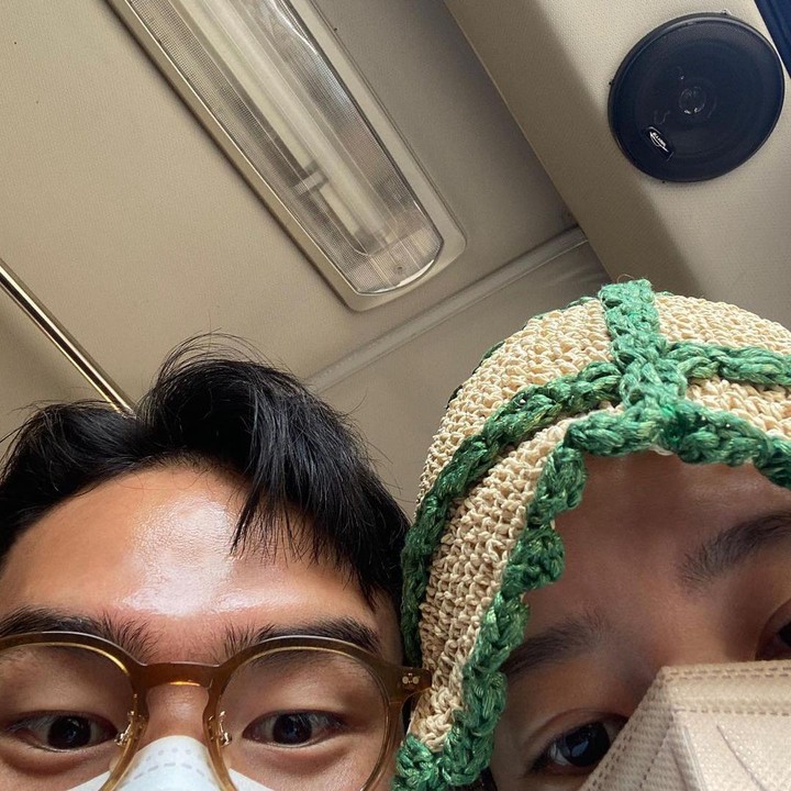 <p>Para penggemar menyambut surat Soyeon tersebut dengan suka cita, Bunda. Melalui kolom komentar, mereka meninggalkan ucapan selamat padanya. "<em>I wish you always enjoy and be happy. Congratulations on your wedding</em> (Aku berharap kamu selulu nyaman dan bahagia. Selamat untuk pernikahanmu)," tulis @ji_seg****. (Foto: Instagram @melodysoyani)</p>