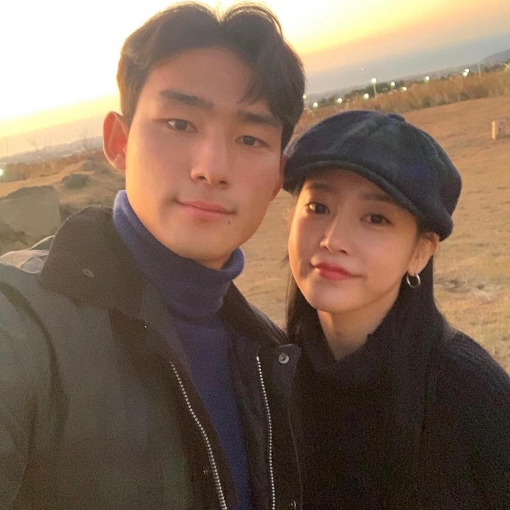 <p>Diketahui, Soyeon dan Cho Yu Min memutuskan untuk menjadi pasangan suami istri setelah berpacaran selama tiga tahun. Jarak usia pasangan ini juga terbilang cukup jauh lho, Bunda. (Foto: Instagram @melodysoyani)<br /><br /><br /></p>