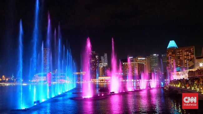 Spectra di Marina Bay Sands Singapura adalah pertunjukan yang menampilkan laser, cahaya, gerakan air, grafis, serta latar belakang suara yang apik dan pas. 