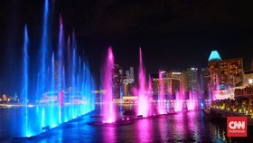Terpesona Pertunjukan Air Mancur Spectra di Marina Bay Sands Singapura