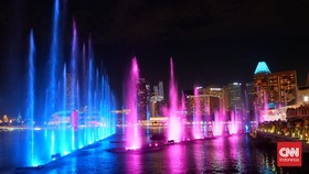 img-title Terpesona Pertunjukan Air Mancur Spectra di Marina Bay Sands Singapura