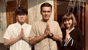 7 Potret Anak-anak Teddy Syah & Almh Rina yang Akrab dengan Ibu Sambung